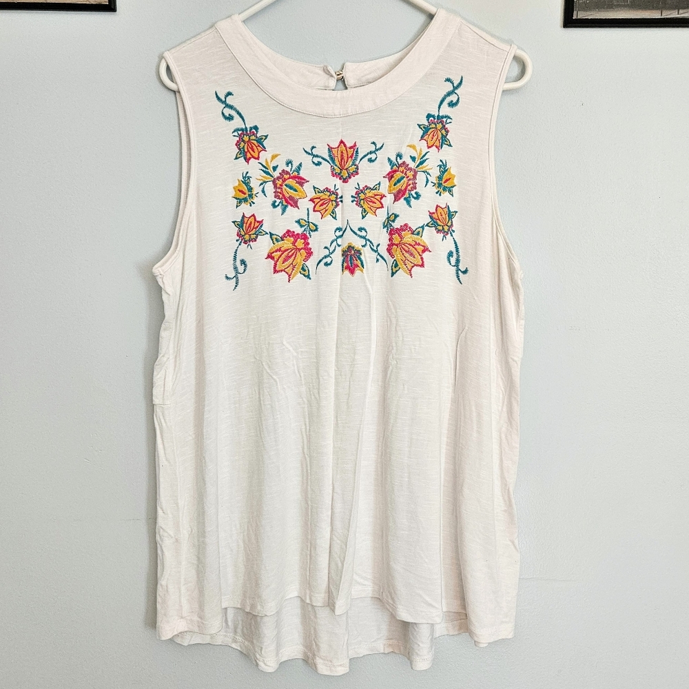 5/$30 Style & Co. White Flowy Floral Sleeveless Top w/ Vintage Embroidered Front